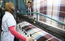 Гройсман відвідав текстильне підприємство і пообіцяв підвищення зарплат у легкій промисловості (фото)