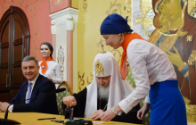 Патріарх Кирил погасив марку, присвячену 100-річчю відновлення Патріаршества