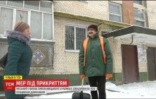 Під комунальним прикриттям: мер Хмельницького переодягнувся у двірника та поспілкувався із містянами (відео)