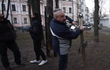 У Києві націоналісти знищили Поклінний хрест, встановлений на місці зруйнованого комуністами храму (відео)