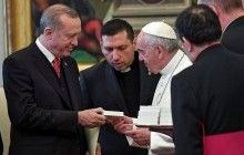 "Ангел мира, который душит демона войны": Папа Римский сделал Эрдогану символический подарок