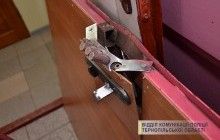 У Тернополі затримали 29-річного злодія, якого сусідка заблокувала у квартирі, в яку він проник