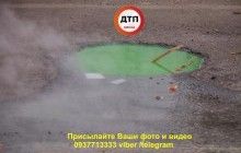Зеленые реки: в Киеве улицу залило кипятком из-за прорыва теплотрассы (фото)