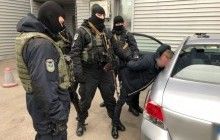 Чиновники миграционной службы за 11 тысяч выдавали биометрические паспорта вне очереди