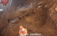 Посреди "уставшего" Шулявского моста образовалась огромная яма: есть поврежденные авто (видео)