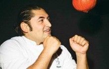 Ливанец, прошедший в Париже путь от бездомного мойщика посуды до владельца ресторана, получил звезду "Мишлена"