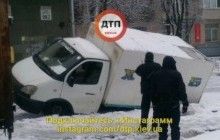 В Киеве сквозь землю провалилась хлебная машина, без воды остались десятки домов (фото, видео)