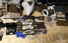 Кулемет, гранати та три гранатомети: на Дніпропетровщині правоохоронці виявили арсенал зброї (відео)