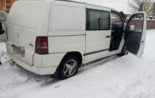 Під Житомиром поліція застосувала зброю та зупинила автомобіль порушників, які намагались обікрасти підприємство (фото)