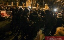 Під АП серед прихильників Саакашвілі помітили молодиків у чорній уніформі без розпізнавальних знаків (відео)