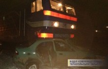 На Тернопільщині пасажирський потяг на переїзді зіткнувся з автомобілем (фото)