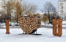 Величезна дерев’яна "валентинка" з’явилася біля озера Тельбін у Києві (фото)
