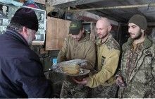 Священики-волонтери з Черкащини нагодували бійців на передовій млинцями та передали гуманітарну допомогу