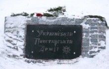 В Харькове вандалы покрасили памятник УПА в цвета польского флага (фото)