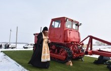 У Росії пам'ятник трактору завівся після освячення на очах пенсіонерів-аграріїв (фото)