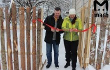 Чекали сім років: у Росії урочисто відкрили паркан з пиломатеріалів (фото)