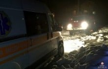На Тернопільщині рятувальники витягли з кювету "швидку" та легківку (фото)