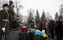 Кличко вшанував пам'ять воїнів-інтернаціоналістів, поклавши квіти до пам'ятника у Києві