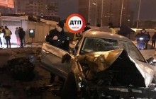 У Києві авто врізалося у відбійник і з 10-метрової висоти впало на пішохідний перехід, є поранені (фото)