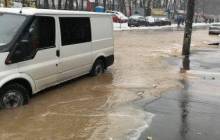 У Києві одна з вулиць перетворилася на озеро - тепер нею лише вплав (фоторепортаж, відео)