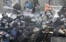 Ранение полицейского у Соломенского суда: правоохранители ищут гильзы и не подпускают посторонних (фото, видео)