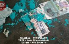 В Киеве на станции метро облили краской раздававшую газеты "Вести" девушку (фото)