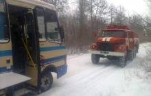 На Тернопільщині у сніговому заметі застряг рейсовий автобус з пасажирами