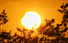 Красная, желтая и зеленая луна: первое солнечное затмение в 2018 году (фоторепортаж)