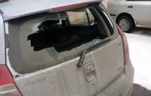 Чоловік із сокирою забіг у двір Солом'янського суду й розтрощив авто: опубліковані фото й відео