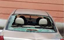 Чоловік розтрощив сокирою автівки у дворі суду у Києві: зловмисник виявився одеситом (фото)