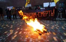 В Одесі біля консульства Росії обезголовили й спалили опудало з прапором РФ (фото)