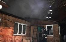 У Житомирі чотири відділення вогнеборців ліквідували пожежу в житловому будинку та врятували ще дві оселі