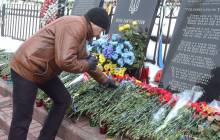 Годовщина расстрелов: люди массово несут розы на Майдан (видео)