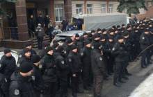 Стрілянина по поліцейському: у Києві правоохоронці вийшли на мовчазний протест під судом
