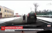 Харьковчанка выехала на красный свет на встречную полосу и едва не сбила пешехода (видео)