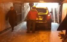 Тест-драйв по-питерски: в России психически больной пенсионер на внедорожнике заехал в подземный переход