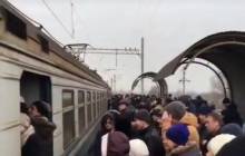 В киевской электричке на Троещине в час пик произошла масштабная давка (видео)