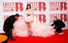 Brit Awards-2018: на музыкальной премии в Лондоне знаменитости устроили акцию с белыми розами (фото)