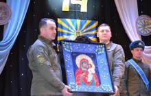 Духовенство УПЦ подарило военным в Александрии Казанскую икону Божьей Матери