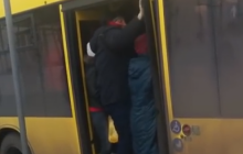 "Задихнуся, але поїду": в мережі показали, як кияни намагаються втиснутися у переповнений автобус (відео)