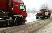 У Чернігівській області рятувальники звільнили чотири автомобілі зі снігових заметів