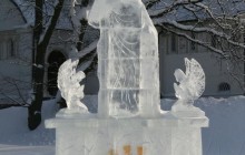 У храмі новомучеників у Бутово представили льодові ікони та скульптури святих (фото)