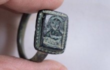 В Ізраїлі садівник знайшов середньовічний бронзовий перстень із зображенням святого Миколая