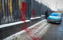 В Одесі консульство РФ облили червоною фарбою і закидали фаєрами (фоторепортаж, відео)