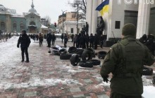 Біля парламенту сталися сутички між правоохоронцями та мітингувальниками