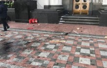 Ситуація біля ВР: до наметового містечка під’їхали дві "швидкі", біля Ради лежать десятки шин