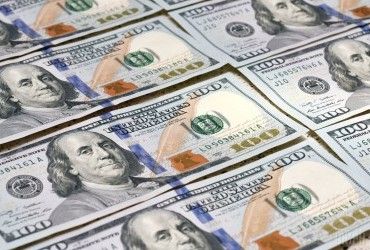 Скільки коштуватимуть 100 доларів в Україні: прогноз банкіра до 16 лютого