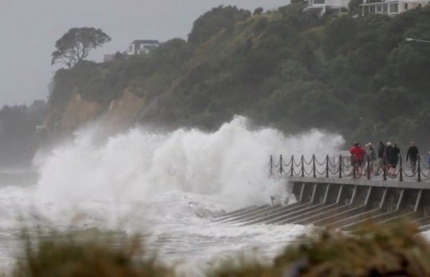 Шторм в Новой Зеландии привел к туристическому коллапсу: дороги размыло, сотни туристов не могут выехать (фоторепортаж)