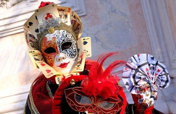 "Вогняні" обличчя і розкішні вбрання: дивовижні фото Венеціанського карнавалу