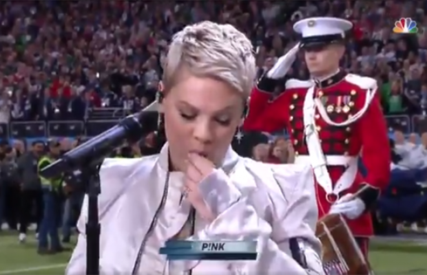 Найкрасивішою жінкою року назвали співачку Pink (фото)